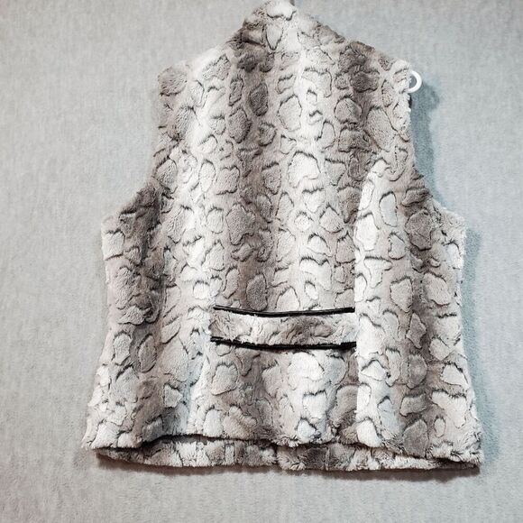 Yoki Faux Fur Vest in Gray and White - Picture 8 of 9
